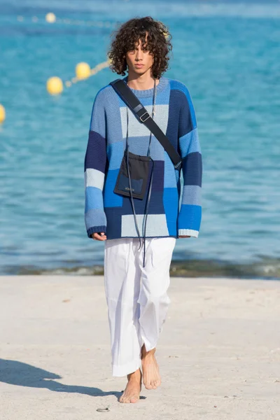 Look 16